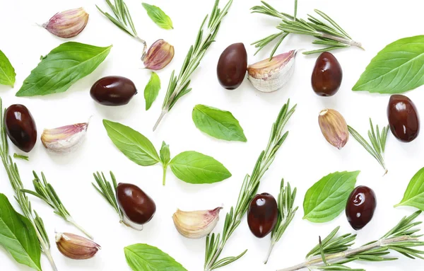 Olive naturali con erbe aromatiche e spezie — Foto Stock