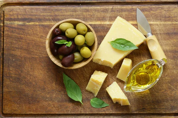 Harter Parmesan auf einem Holzbrett — Stockfoto