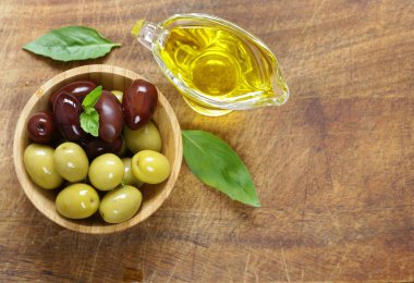 Otlar ve baharatlar ile doğal zeytin