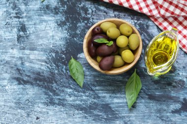 Otlar ve baharatlar ile doğal zeytin