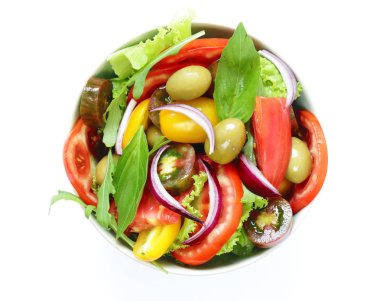 Zeytin, kırmızı soğan ve domates ile Akdeniz salatası