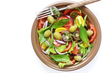 Zeytin, kırmızı soğan ve domates ile Akdeniz salatası