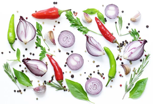 Gıda arka plan, otlar ve baharatlar beyaz arka plan üzerinde