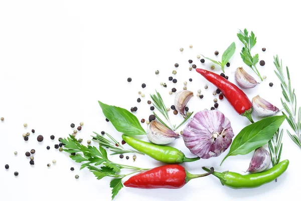 食品背景，红色和绿色辣椒在白色背景上 — 图库照片