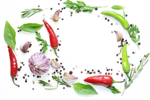 Élelmiszer háttér, piros és zöld chili paprika fehér háttér — Stock Fotó