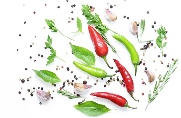 Jedzenie tło, czerwona i zielona papryka chili na białym tle — Zdjęcie stockowe
