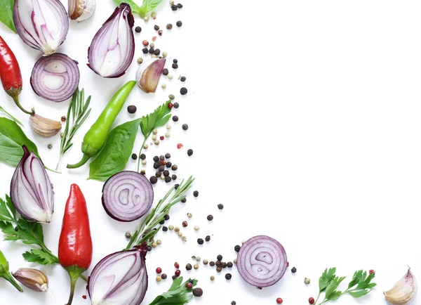 Gıda arka plan, otlar ve baharatlar beyaz arka plan üzerinde
