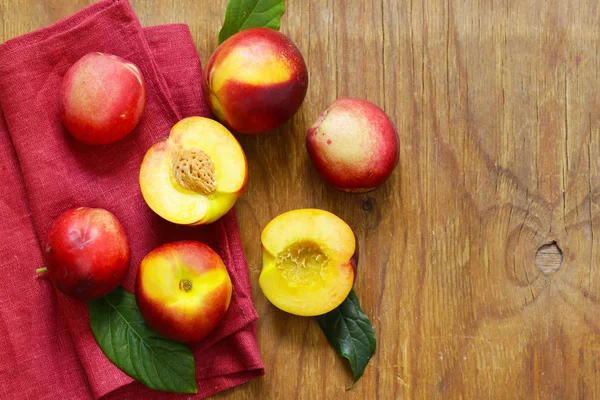 Органічні фрукти, стиглі солодкі червоні персики — стокове фото