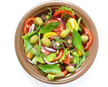 Zeytin, avokado ve domates ile Akdeniz salatası