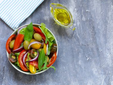 Zeytin, avokado ve domates ile Akdeniz salatası