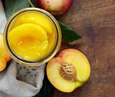 Organik meyve olgun tatlı şeftali konserveler.