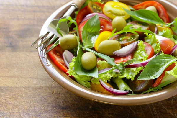 Mediterranean salad with olives, avocado and tomatoes — Stock Photo, Image