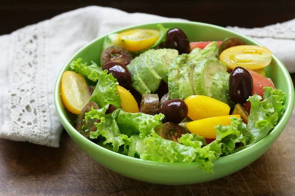 Zeytin, avokado ve domates ile Akdeniz salatası — Stok fotoğraf