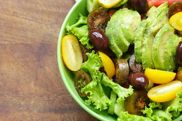 Salada mediterrânea com azeitonas, abacate e tomate — Fotografia de Stock