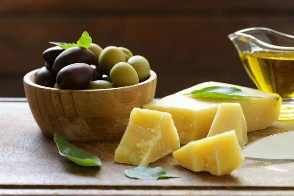 Hard Parmesan cheese on a wooden board — Stock Photo, Image