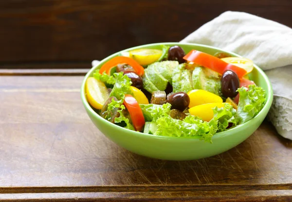 Mediterranean salad with olives, avocado and tomatoes — Stock Photo, Image