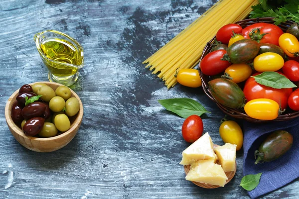 Maturare pomodori biologici in un cestino di vimini — Foto Stock