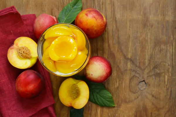 Органические фрукты, спелые сладкие персики — стоковое фото