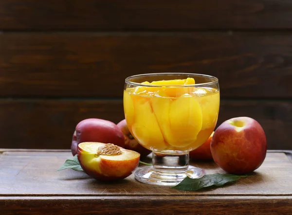Organic fruits, ripe sweet canned peaches — Stock Photo, Image