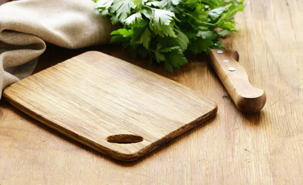 Mat bakgrund, trä skärbräda och kniv — Stockfoto