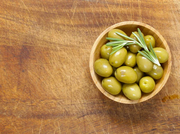 Aceitunas verdes enlatadas ecológicas con romero — Foto de Stock