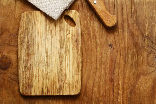 Fundo alimentar, tábua de corte de madeira e faca — Fotografia de Stock