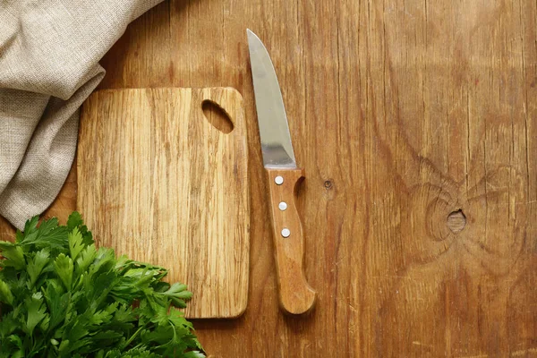 Fondo alimentare, tagliere e coltello in legno — Foto Stock