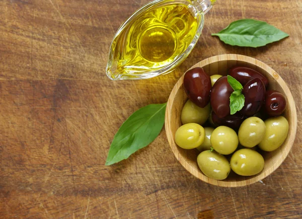 Otlar ve baharatlar ile doğal siyah ve yeşil zeytin