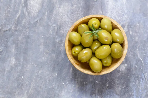 Biologische ingeblikte groene olijven met rozemarijn — Stockfoto