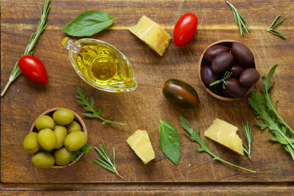 Otlar ve baharatlar ile doğal siyah ve yeşil zeytin