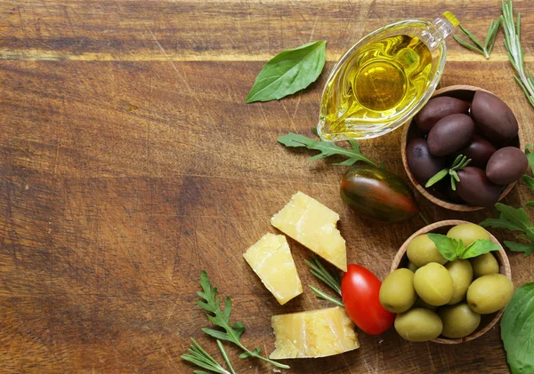 Otlar ve baharatlar ile doğal siyah ve yeşil zeytin