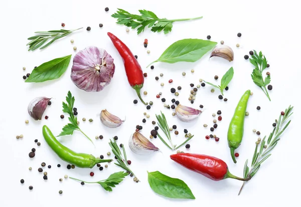 Latar belakang makanan, herbal dan rempah-rempah pada latar belakang putih — Stok Foto