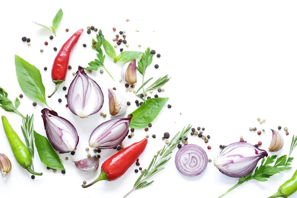 Gıda arka plan, otlar ve baharatlar beyaz arka plan üzerinde