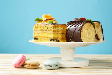 Çeşitli mini kek tatlı tatlı, çikolata ve meyve