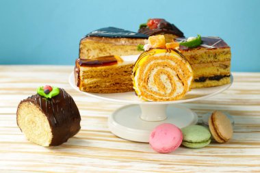 Çeşitli mini kek tatlı tatlı, çikolata ve meyve