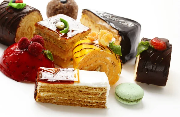 Mini bolos sortidos sobremesa doce, chocolate e frutas — Fotografia de Stock