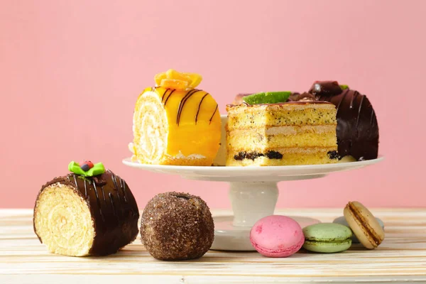 Çeşitli mini kek tatlı tatlı, çikolata ve meyve