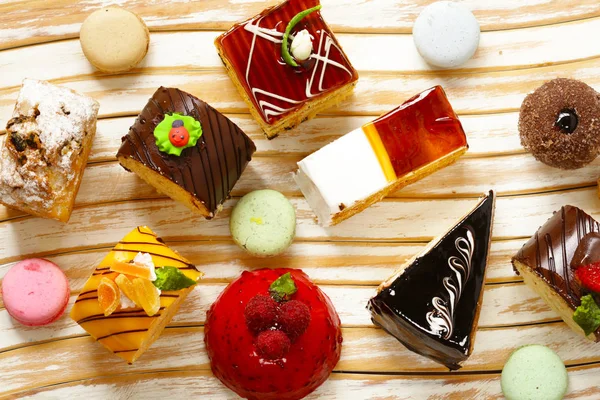 Çeşitli mini kek tatlı tatlı, çikolata ve meyve