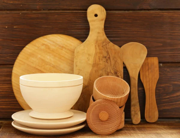 Ustensiles, tasses, assiettes, cuillères en bois - style rustique — Photo