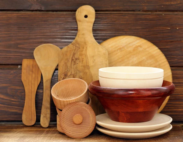 Ustensiles, tasses, assiettes, cuillères en bois - style rustique — Photo