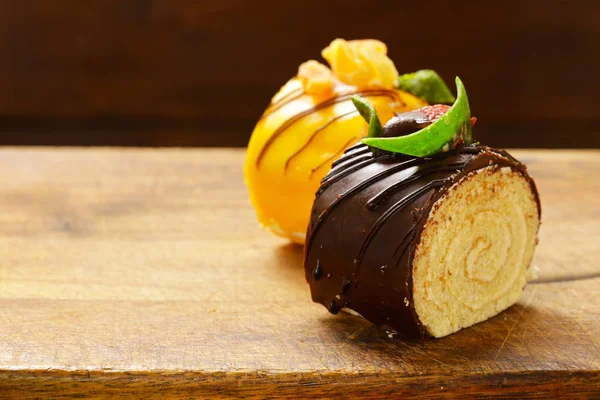 Шоколадные и апельсиновые роллы - десерт, сладости — стоковое фото