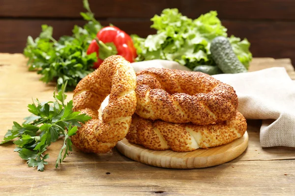 Pão de bagel redondo com sementes de gergelim — Fotografia de Stock