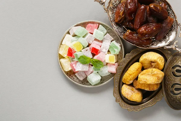 Deleite dulces turcos en plata, golosinas tradicionales —  Fotos de Stock