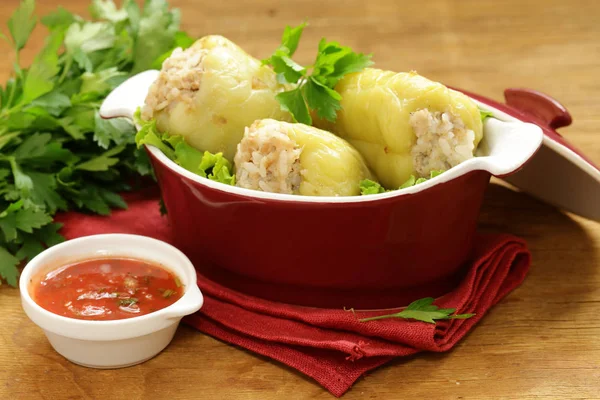 Paprika gefüllt mit Fleisch in Sauce — Stockfoto