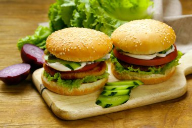 Sebze ve et chop ile ev yapımı hamburger