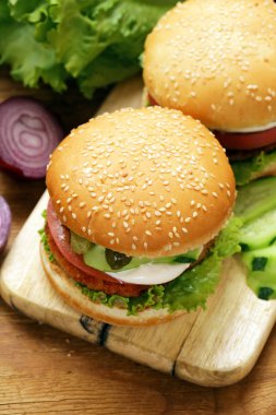 Sebze ve et chop ile ev yapımı hamburger