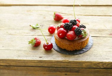 Taze çilek ile çikolata tartlets