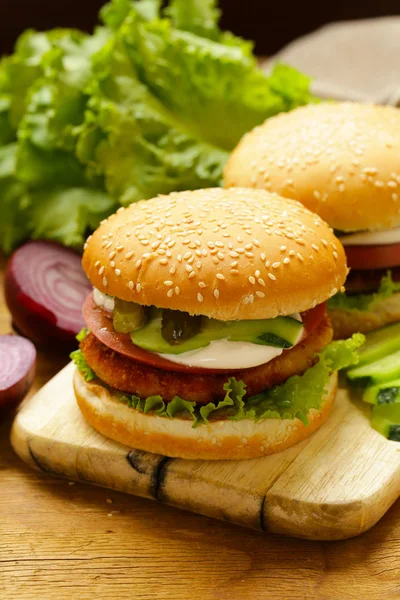 Domácí hamburger se zeleninou a masem kotleta — Stock fotografie