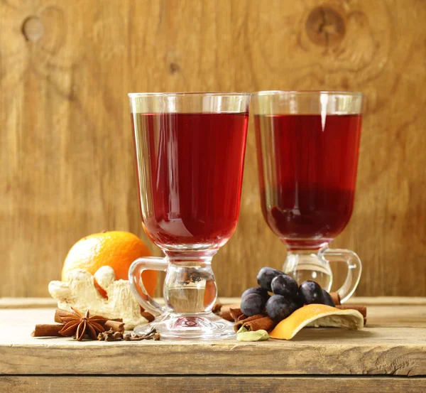 Winter-Glühwein mit Zimt und Anis trinken — Stockfoto