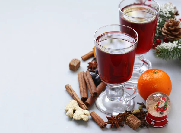 Bebida de invierno vino caliente con canela y anís —  Fotos de Stock